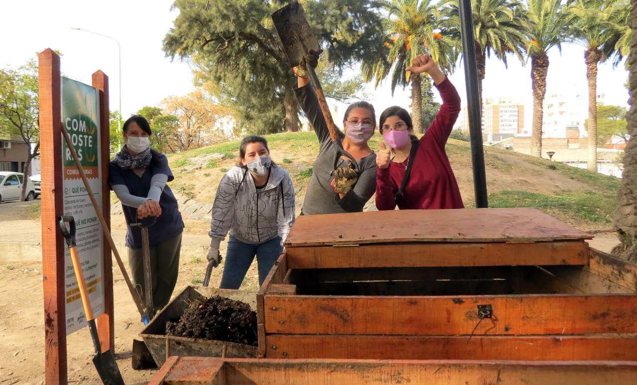 Composteras comunitarias: mientras los residuos orgánicos alimentan el suelo, la ciudad reduce su contaminación