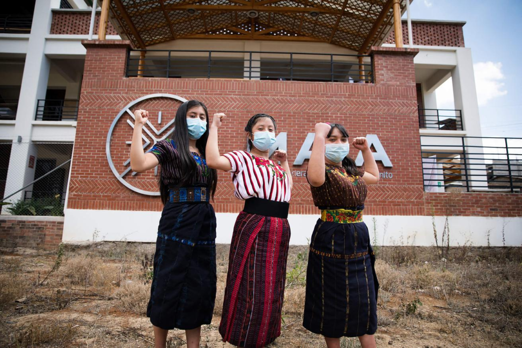 Niñas de Guatemala en el Colegio Impacto de MAIA. 