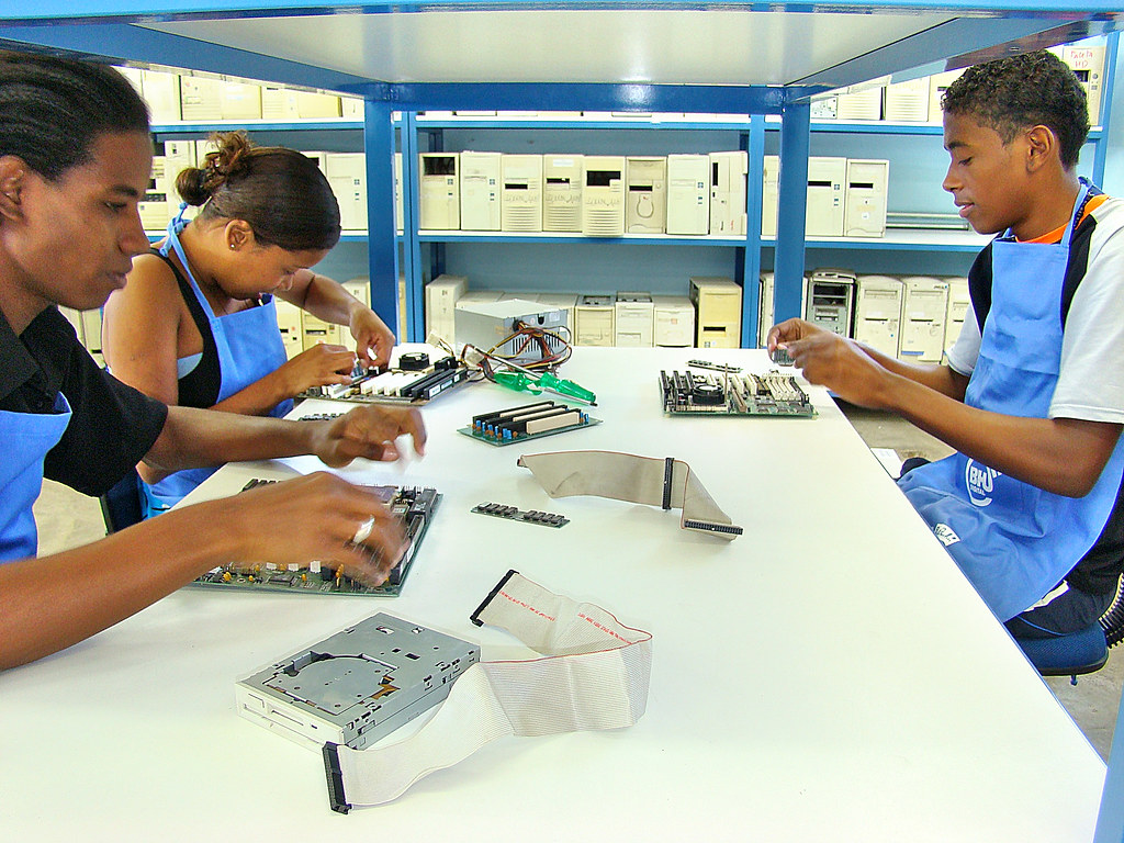 Del desperdicio a la oportunidad: el reciclaje de equipos electrónicos como puente hacia la inclusión digital