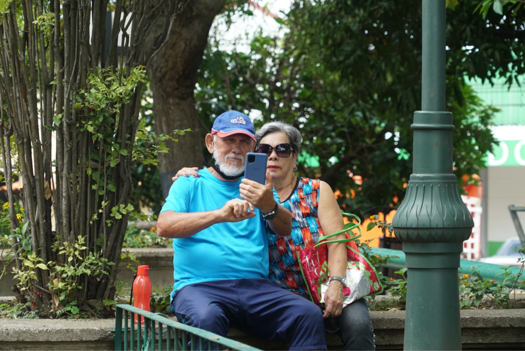 Personas adultas mayors. Tibás, Costa Rica. Plazas.