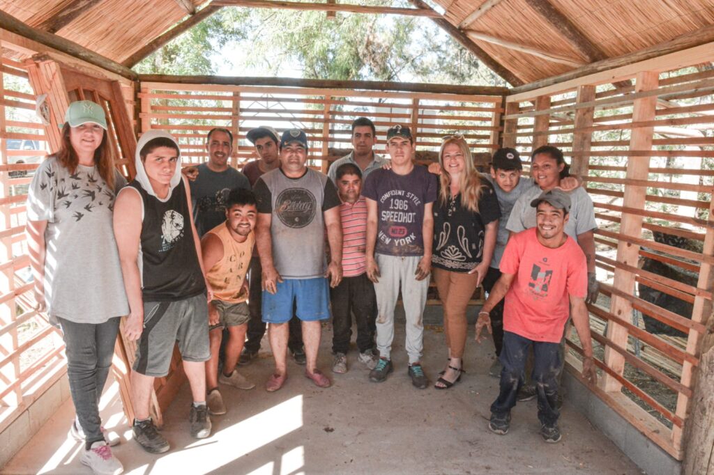 grupo de jovenes del programa sembrando sueños, capacitándose en bioconstrucción.