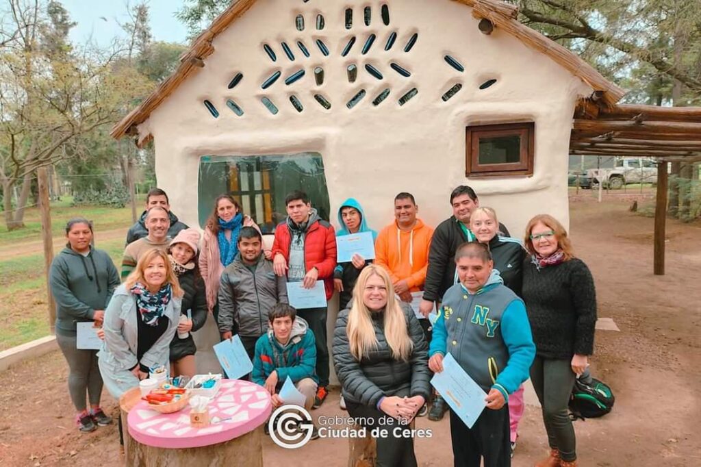 jóvenes del programa sembrando sueños, en el dia de la inauguración del depósito.