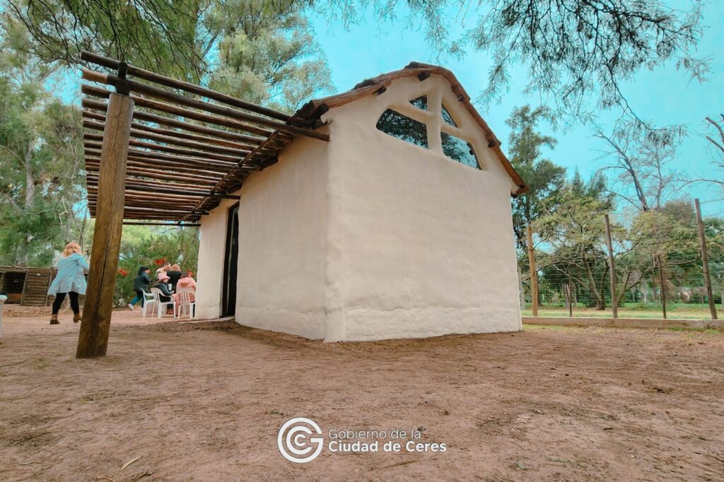 primer edificio publico realizado con la tecnica de bioconstruccion en ceres.