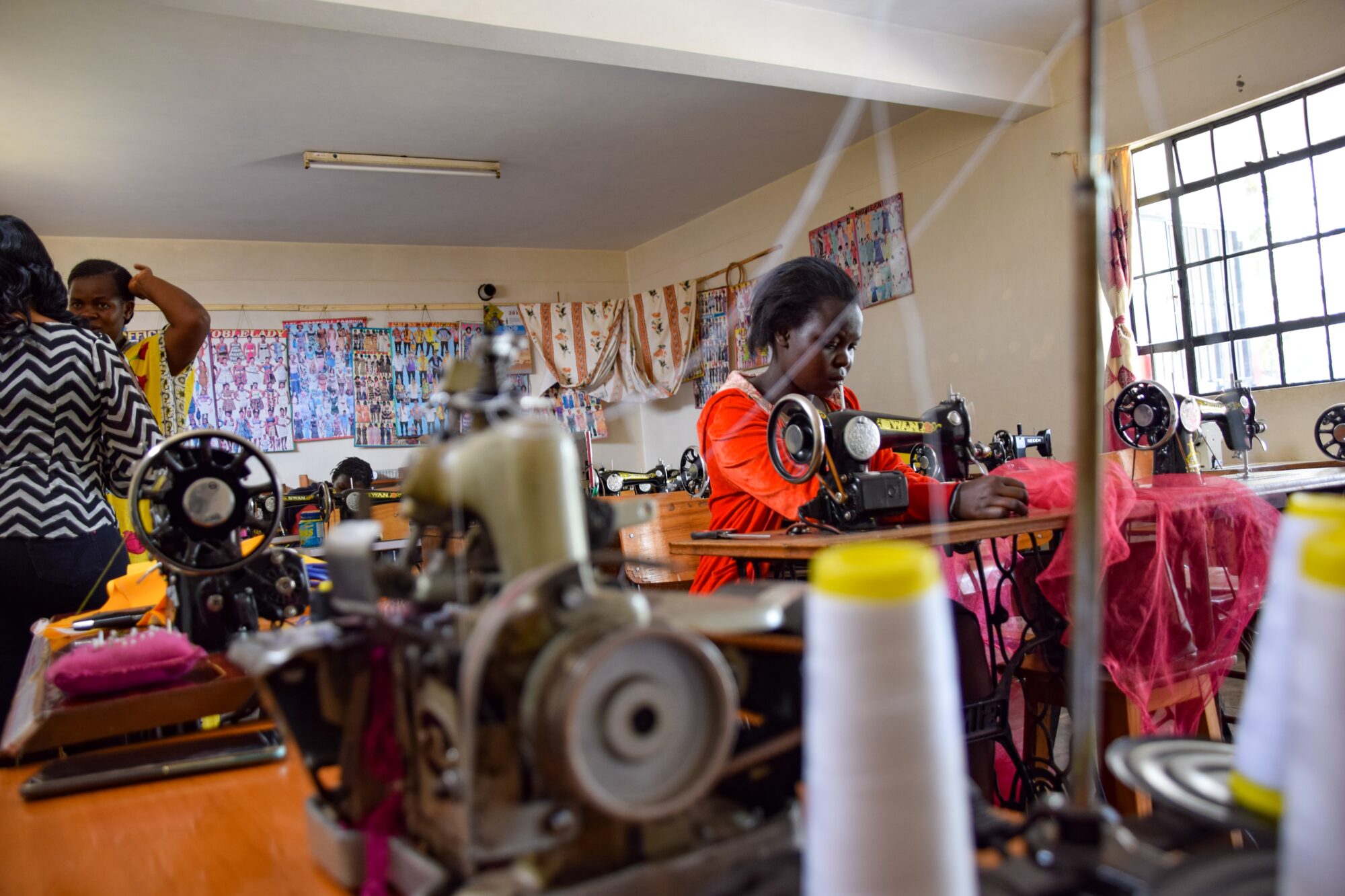 Talleres de costura: 4 iniciativas para la inserción social y laboral de mujeres latinoamericanas