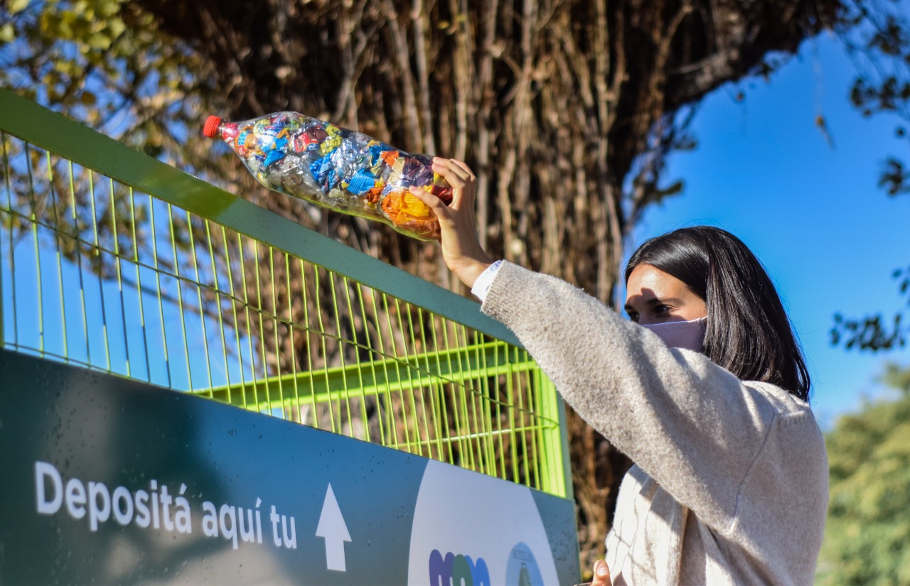 Ciudades que encontraron cómo reutilizar plásticos de un sólo uso y devolverlos en objetos para la comunidad
